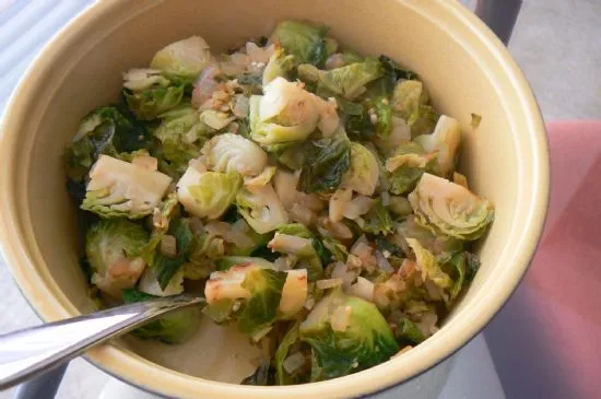 In der Pfanne gerösteter Rosenkohl