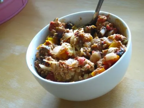 Tofu und Gemüse Cacciatore auf geröstetem Spaghetti-Kürbis