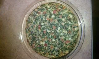 Krustelose Quiche mit Schinken, Spinat, Schweizer Käse und Zwiebeln