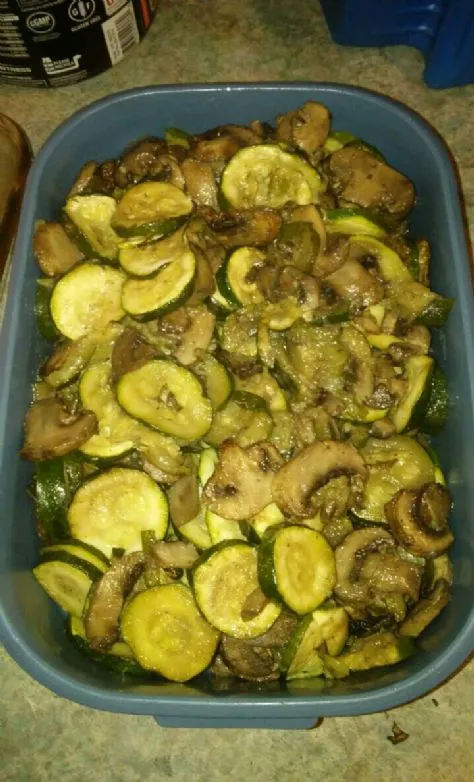Im Ofen geröstete Zucchini und Champignons
