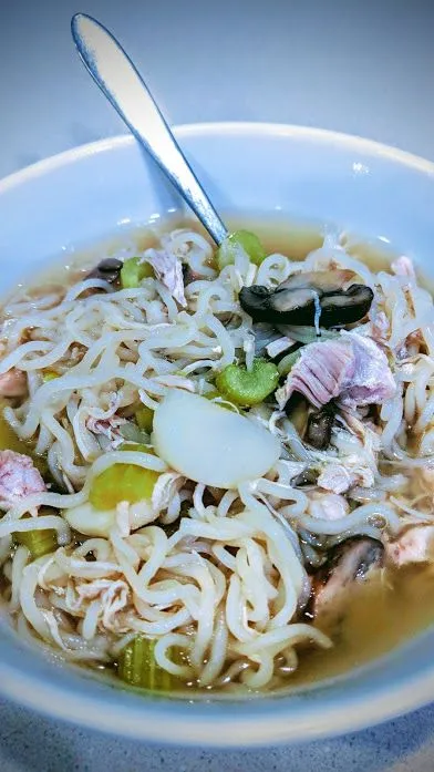 Low-Carb-Hühnernudelsuppe