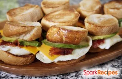 Frühstückssandwich mit Speck, Ei & Avocado