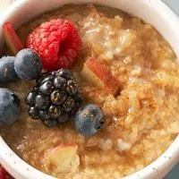 Cremige Haferflocken mit gemischten Beeren