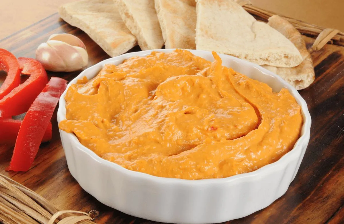 Fettarmer Hummus mit geröstetem roten Paprika