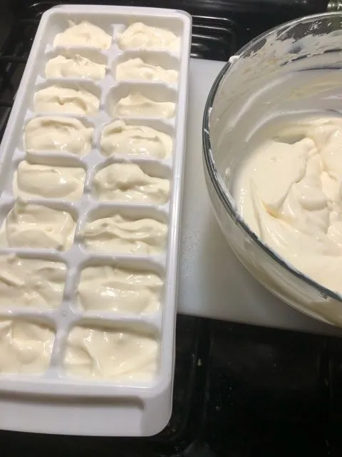 Gefrorene zuckerfreie weiße Schokoladen-Cheesecake-Joghurt-Bites