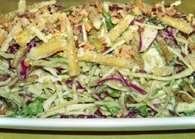 Erdnuss-Salat mit gebratenem Tofu