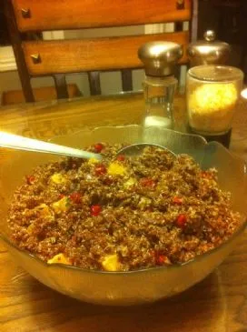 Quinoa-Granatapfel- und Orangensalat