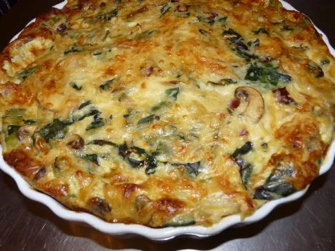 Kruste-loses Quiche mit Zwiebel, Pilzen und Mangold