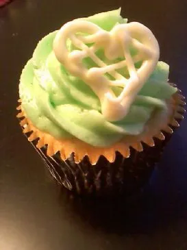 Cupcake mit weißer Schokolade und Macadamianüssen mit Key Lime Buttercreme-Frosting