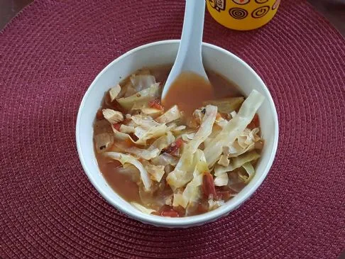 Herzhafte italienische Hühner- und Kohlsuppe