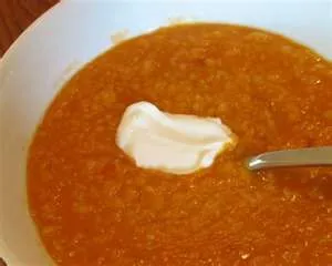 Scharfe rote Linsensuppe