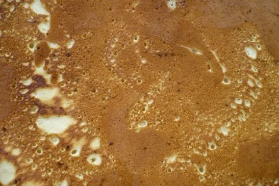 Schickes frisches Lumberjack-Doppeltürmchen-Bananen-Walnuss-Pfannkuchen