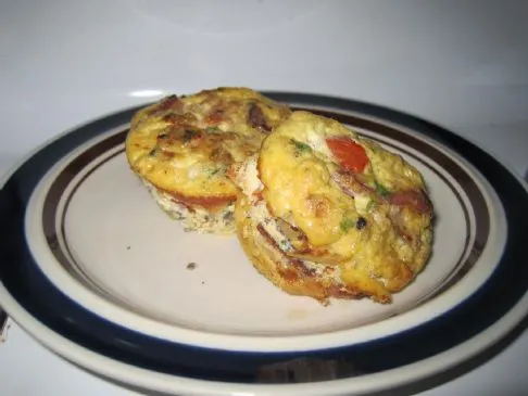 Mini-Frittatas mit Pilzen, Zwiebeln und Tomaten