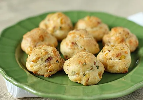 Hickory-Speck und geröstete Mais-Gougères