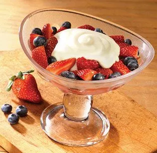 Beeren und Zabaione (italienischer Pudding)