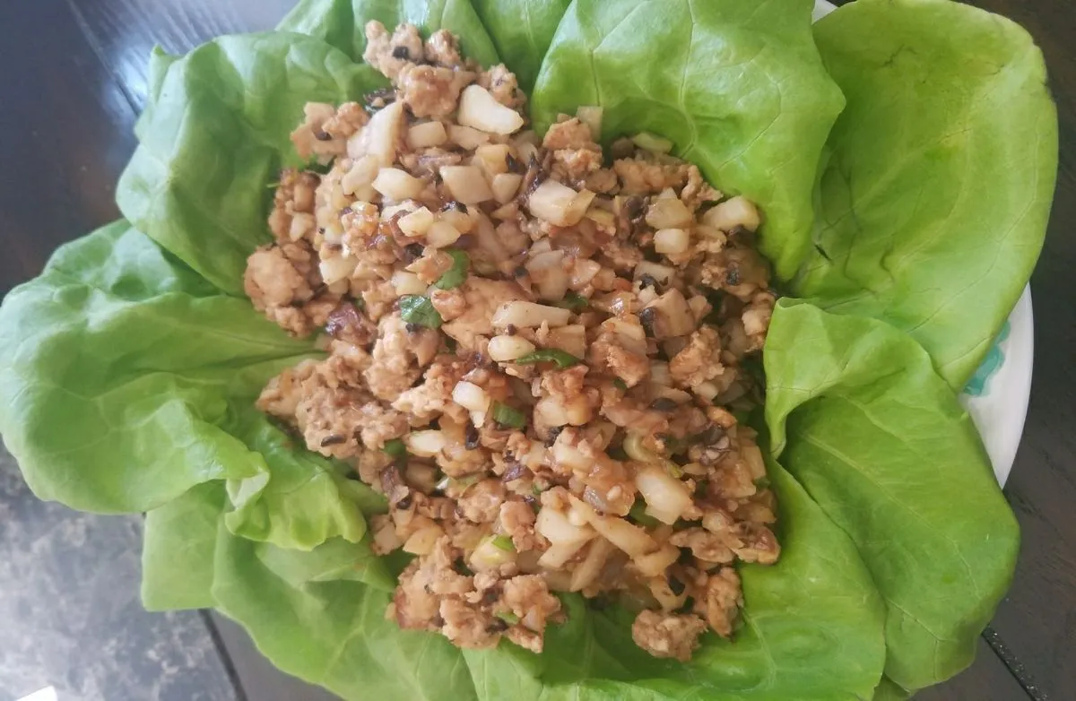 Hühnchen-Lettuce-Wraps für eine Person