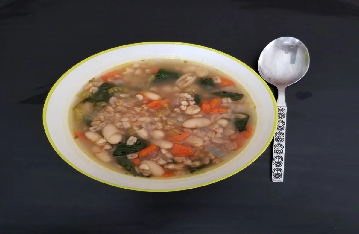 Toskanische Bohnen- und Dinkel-Suppe