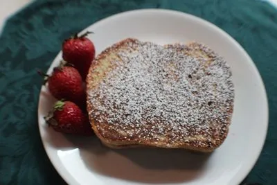Französischer Toast, mit Erdbeeren gefüllt - 1 Portion