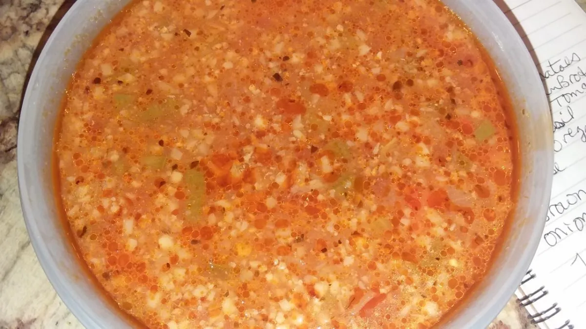 Gefüllte Paprika mit Blumenkohlreis-Suppe