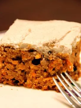 Vollkorn-Möhrenkuchen mit Agavendicksaft und Frischkäse-Frosting
