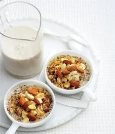 Frühstücks-Quinoa mit Weizenkörnern, Bananen und Mandelmilch