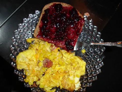 Omelett und Toast für Mais- und Rindfleischliebhaber