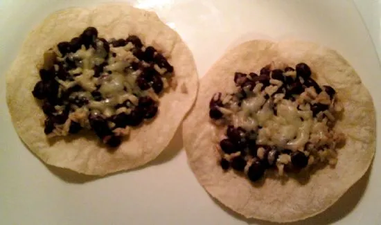 Einfache gebackene schwarze Bohnen, Reis & Chili Tostadas