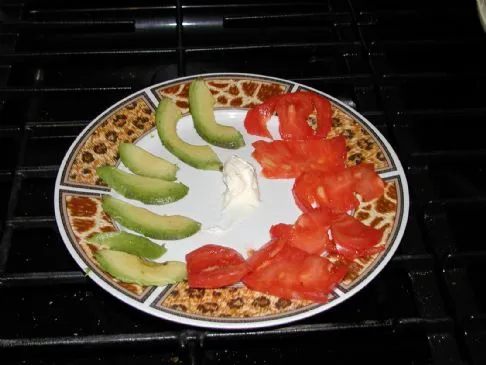 Erbstück-Tomaten- und Avocado-Salat