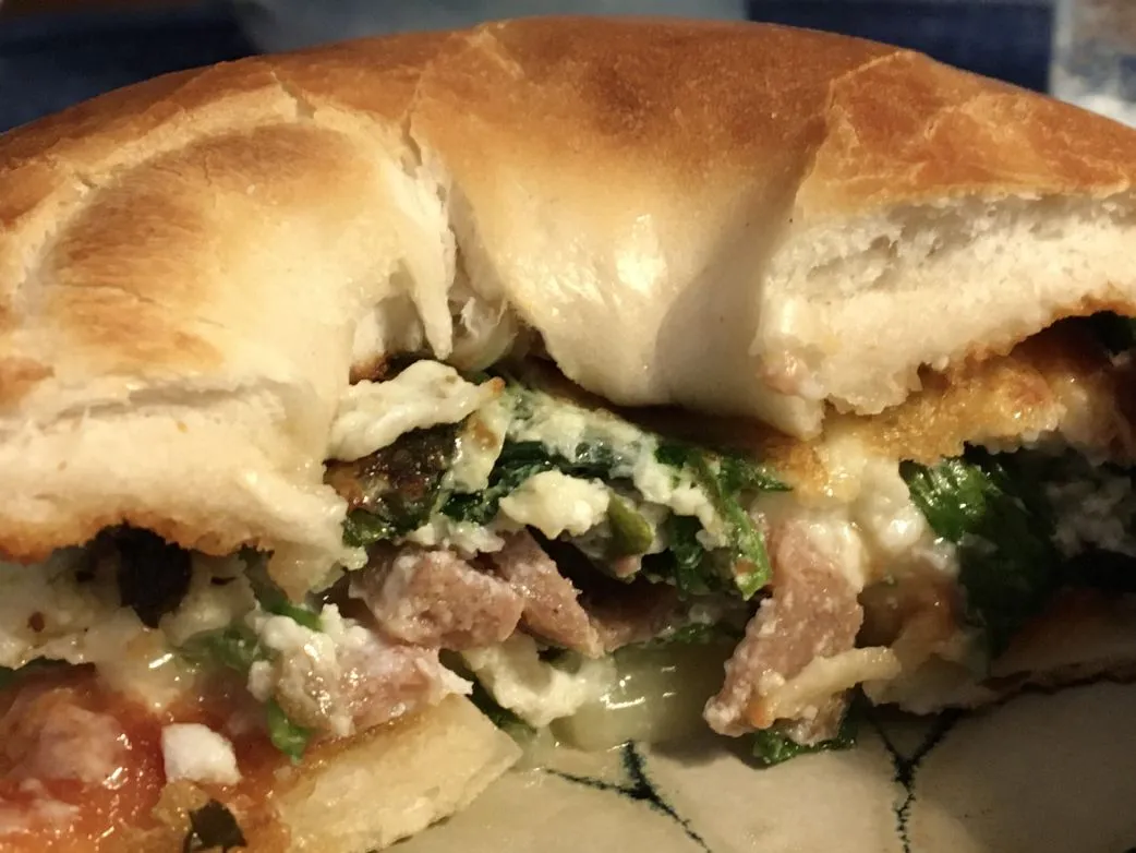 Bagel-Frühstückssandwich mit Sommerwurst, Mangold, Eiweißen und extra scharfem Cheddar