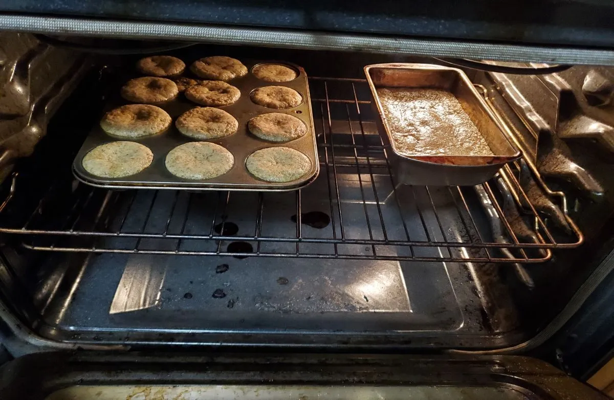 Keto Bananenbrot mit Schokoladenstückchen