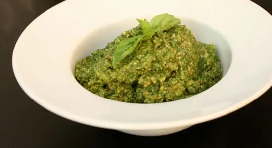 Grünes Olivenpesto