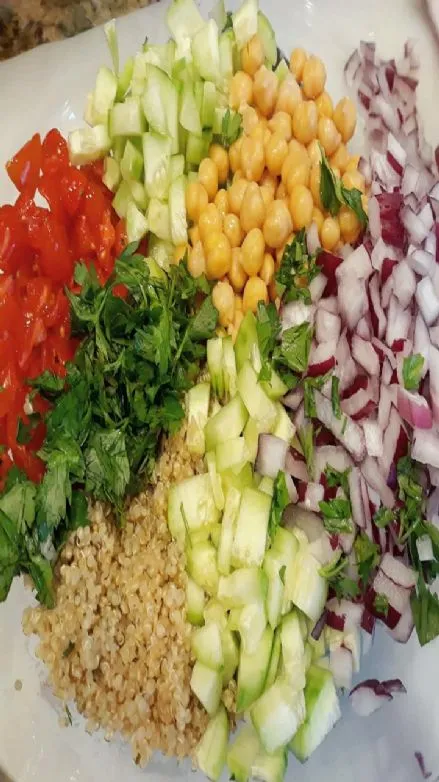 Mediterraner Quinoa-Salat