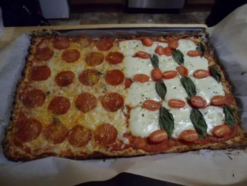 Low Carb "Pizza" aus gemahlenen Schweineschwarte