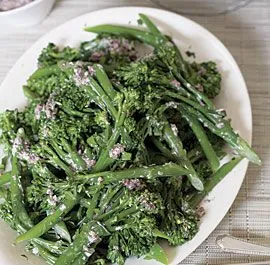 Broccolini mit Kalamata-Dressing