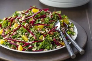 Grünkohlsalat mit Rüben, Orangen und Haselnüssen