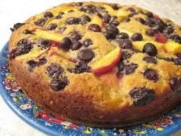 Gebackenes Haferflocken mit Blaubeeren und Pfirsichen