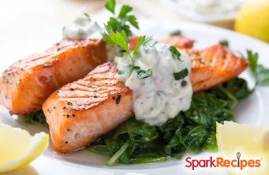 Mit Spinat gefüllter Lachs mit Dill-Joghurt-Sauce