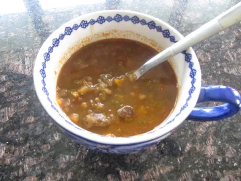 Linsen- und Lamm-Mediterrane Suppe