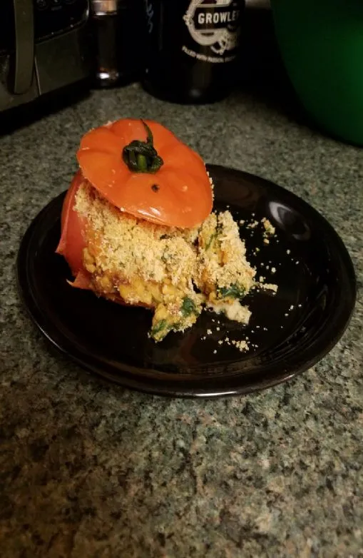 Mit Hummus gefüllte Tomaten