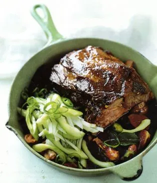 Lemongrass-Schweinefleisch mit gesalzenem Gurken- und Apfelsalat