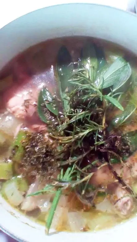 Hausgemachte Leichte Hühner-Brokkoli-Suppe