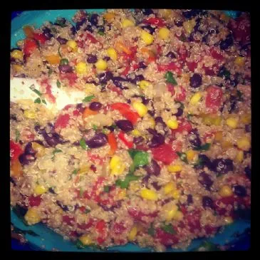 Leichter Quinoa- und Schwarzbohnensalat