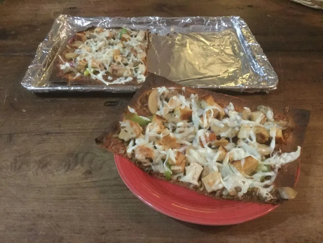 Pizza mit Schweinefleisch, Champignons, Paprika und roten Zwiebeln