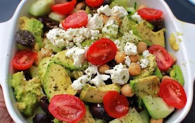 Avocado-Kichererbsen-Gurken- und Tomatensalat