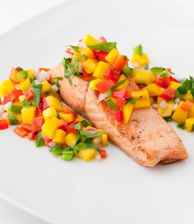 Leichte Rezepte: Gegrillter Lachs mit würziger tropischer Salsa