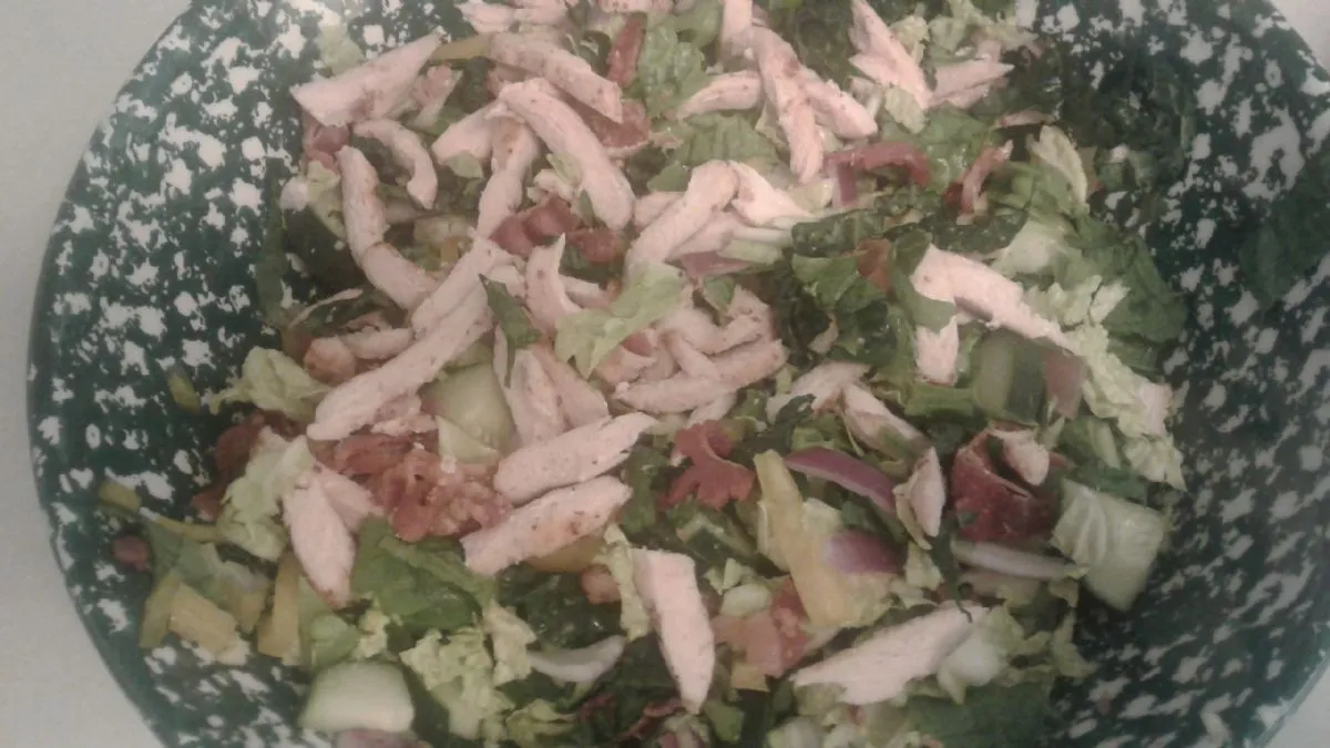 Leichter Grünkohlsalat mit Hähnchen und Speck
