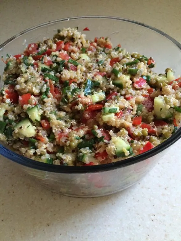 Robins Quinoa-Gurken-Mungbohnensalat