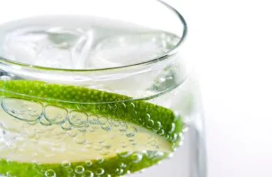 Erfrischender Cocktail mit Wodka und Club Soda