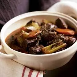 Rindfleisch in Wein geschmort