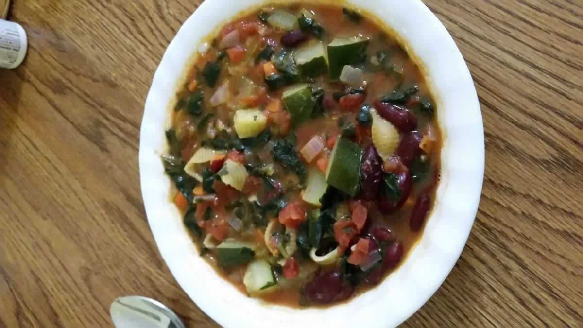 Herzhafte & Gesunde Minestrone-Suppe